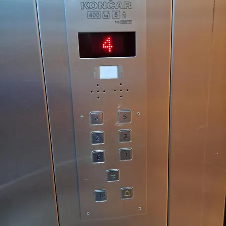 In Split, Near The Old Town, Three Rooms, Balcony, Garage Lejlighed