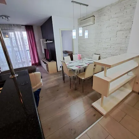 In Split, Near The Old Town, Three Rooms, Balcony, Garage 아파트 스플리트